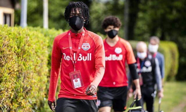 Salzburg-Spieler mit Maske