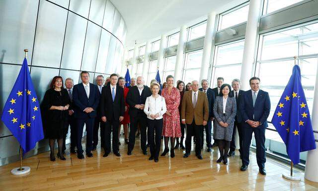 Das Kommissionskollegium unter Präsidentin von der Leyen (Mitte) tagte am Mittwoch erstmals.