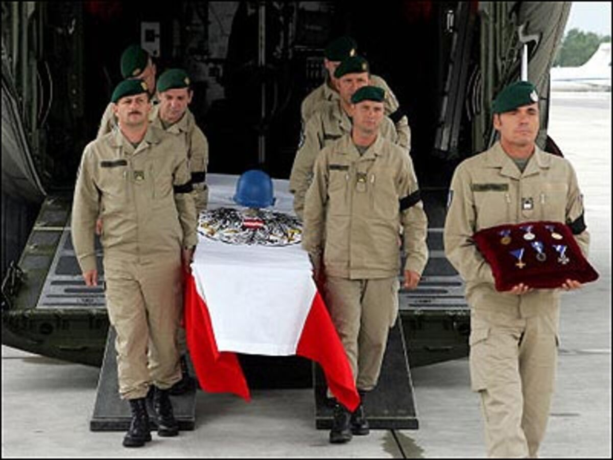 JULI16. Juli: Raketen der Hisbollah töten in der nordisraelischen Hafenstadt Haifa acht Menschen. Insgesamt werden während des Libanon-Kriegs 4.000 Raketen auf Israel abgefeuert. 24. Juli: Ohne Durchbruch endet das erste Gipfelgespräch zwischen Belgrad und Pristina über den künftigen völkerrechtlichen Status des Kosovo in Wien. Belgrad bietet eine weitgehende Autonomie für die südserbische Provinz an, während Pristina auf einer Unabhängigkeit besteht. 25. Juli: (BILD) Bei einem israelischen Angriff auf vier unbewaffnete Soldaten der UNO-Beobachtermission im Libanon werden der österreichische Major Hans-Peter Lang sowie ein Chinese, ein Finne und ein Kanadier getötet. 31. Juli: Der UN-Weltsicherheitsrat setzt dem Iran eine Frist bis zum 31. August für die Einstellung seiner umstrittenen Urananreicherung.