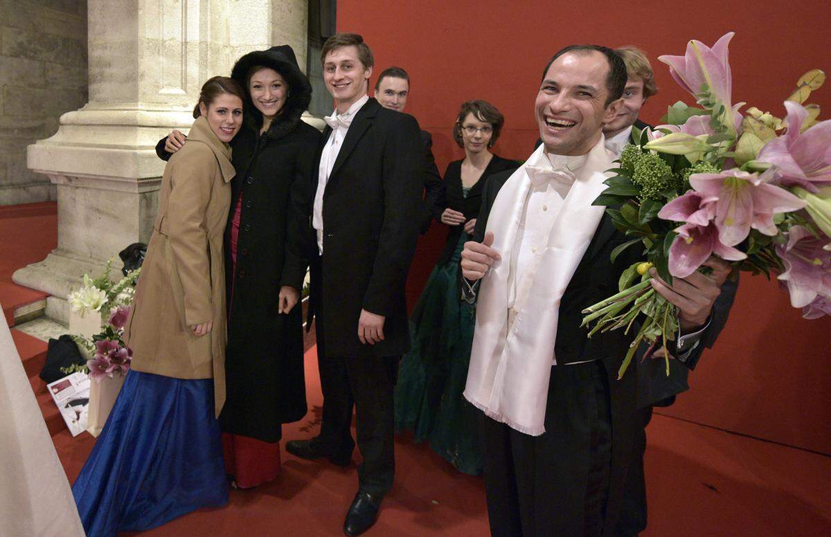 Ein duftende Tradition am Ball, der Blumenschmuck darf von den Gästen abmontiert und nachhause genommen werden. 2015 war das Jahr der Lilien.