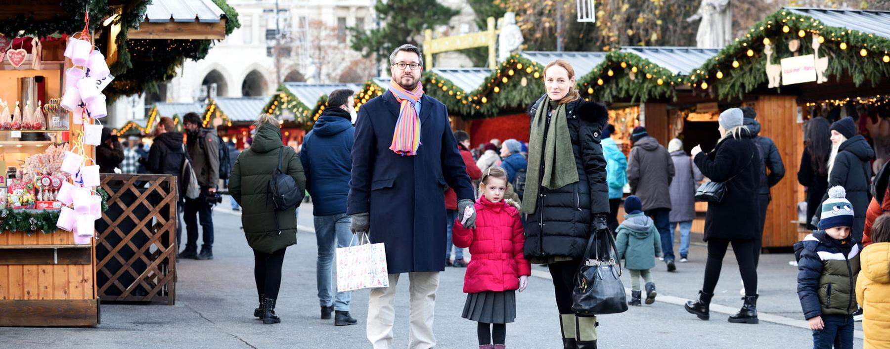 Markus Pernusch, Agnes Nebehay und Tochter Alma-Valerie auf dem Christkindlmarkt am Rathausplatz.
