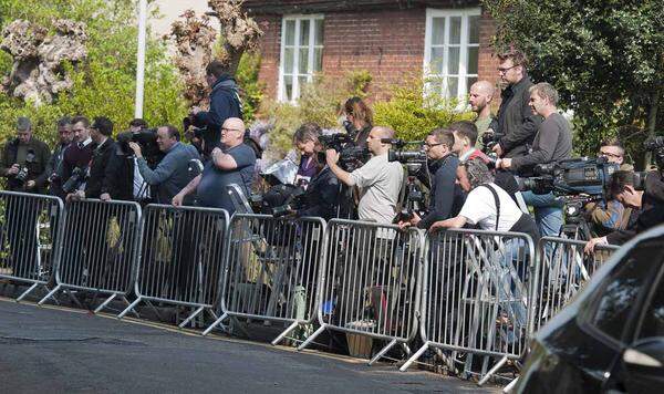 Familie, Freunde und Fans nahmen am Ostermontag von Peaches Geldof Abschied. Auch der Andrang der Kamerateams und Fotografen vor der kleinen St. Mary Magdalene and St. Lawrence Kirche in der Grafschaft Kent war groß.