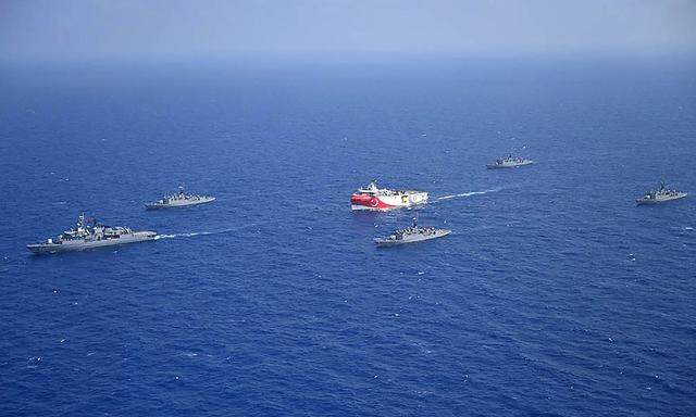 Das türkische Forschungsschiff Oruc Reis mit militärischer Eskorte im Mittelmeer.