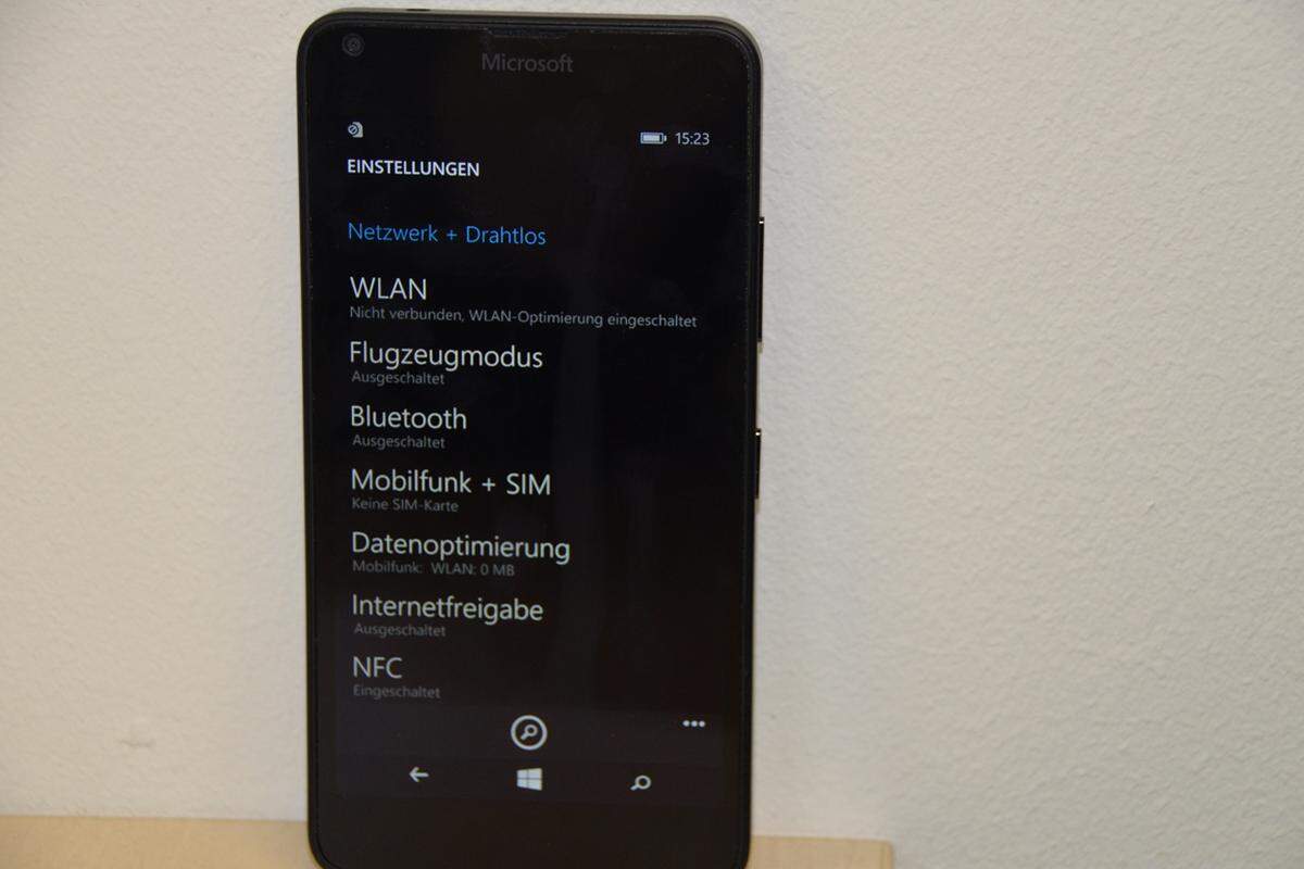 Microsoft hat auch bei Prozessor und Arbeitsspeicher (1,2 GHz 4-Kern-Prozessor und 1 GB RAM) gespart. Ein vor Kraft strotzendes Smartphone darf man beim Lumia 640 also nicht erwarten. Für alltägliches Surfen und Abrufen von E-Mails reicht das Gerät aber allemal aus.