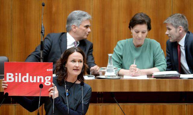 Grünen-Klubchefin Eva Glawischnig, BK Werner Faymann, BM Gabriele Heinisch-Hosek und BM Josef Ostermayer im Rahmen einer Sondersitzung des Nationalrates im April 2014 im Parlament in Wien.