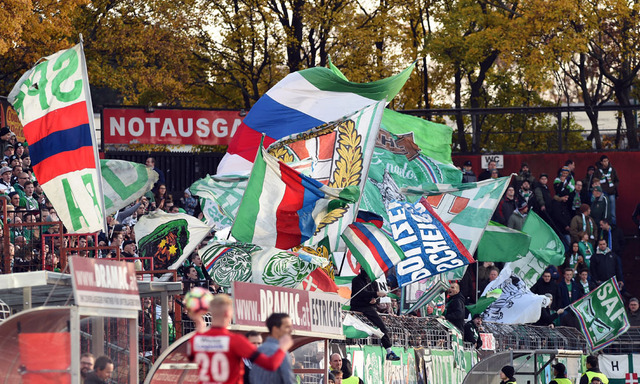 Das Fahnenmeer in der Südstadt, einem Schauplatz österreichischer Sportkultur. 