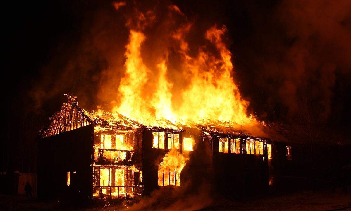 Plündere ein brennendes Haus Nutzen Sie die Situation, wenn Ihr Widersacher Probleme hat oder in einer Krise steckt.