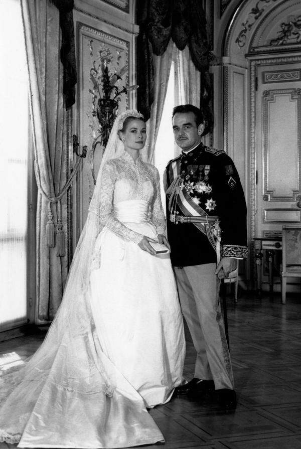Vom Hollywoodstar zur Fürstin. Grace Kelly heiratete Prinz Rainier von Monaco 1956 in einem Kleid der MGM-Kostümdesignerin Helen Rose.