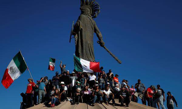Mit Schildern wie "Keine Karawanen mehr" oder "Migranten Ja, Illegale Nein" demonstrierten am Wochenende viele Mexikaner gegen den derzeitigen Zustand ihrer Stadt.