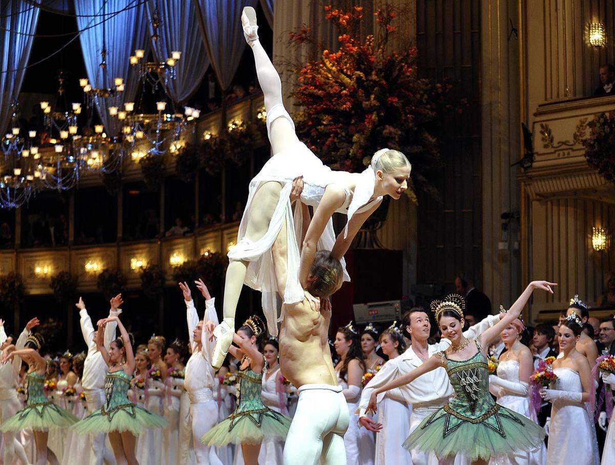 Die Eleven und das Corps de ballet der Wiener Staatsoper setzten die Strauss'sche Dreifaltigkeit um.