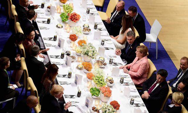 Die Szenerie beim Abendessen in der Elbphilharmonie am 7. Juli. Donald Trump saß eigentlich im Bild vorne links neben der argentinischen First Lady Juliana Macri. Wladimir Putin (im Bild oben rechts) saß neben Ivana Trump.