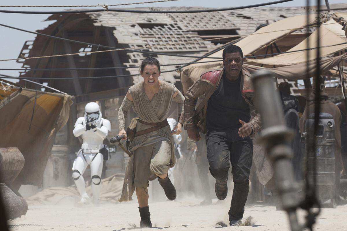 Schwarze und Frauen waren in den Star Wars-Filmen - mit einigen wenigen Ausnahmen - bislang unterrepräsentiert bzw. tendenziell stereotyp dargestellt. Das ist nun anders ... Auch unter so mancher Stoormtrooper-Rüstung verbirgt sich eine Frau (mehr soll an dieser Stelle nicht gespoilert werden).