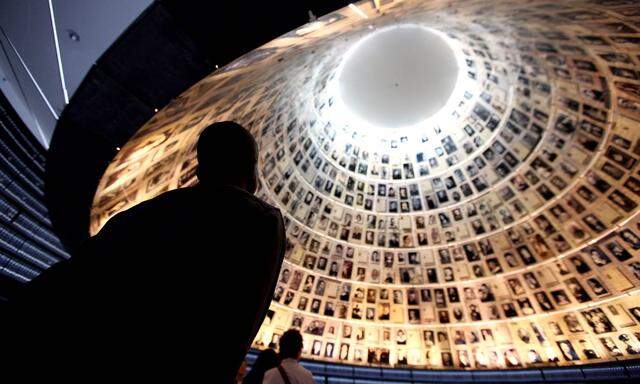 Die Halle der Namen in Yad Vashem: Ort des Gedenkens über Generationen hinaus.