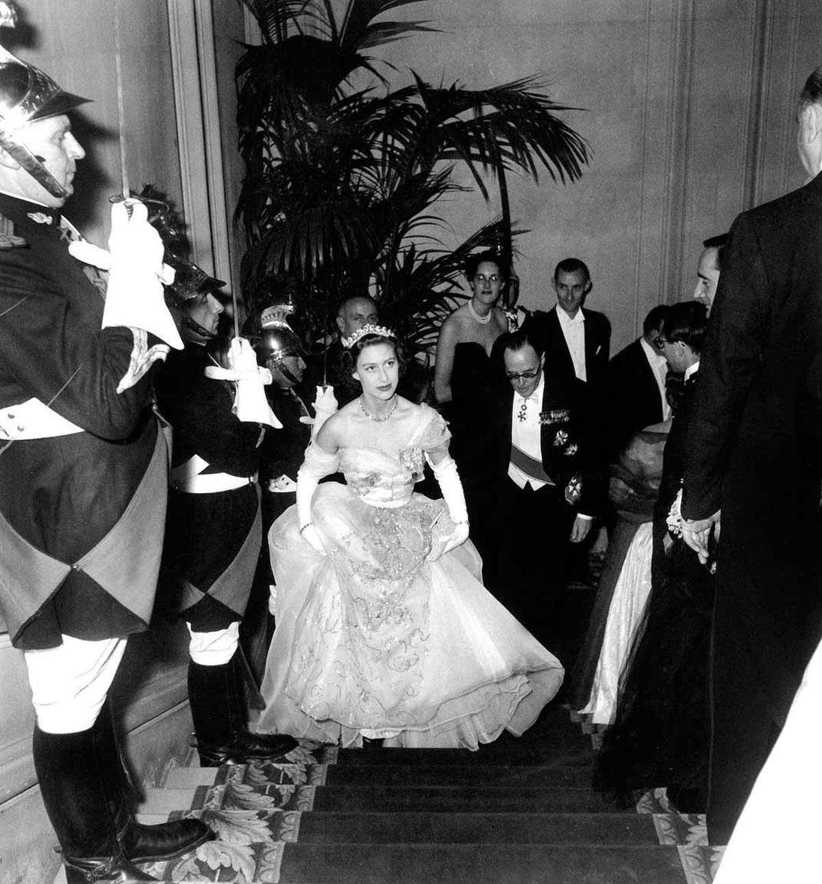 Prinzessin Margaret beim Bal du Cercle Interallié zu Gunsten des British Hertford Hospital in Paris, 21. November 1951.