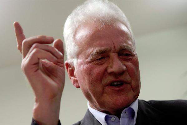 Neo-Parteichef Frank Stronach hat seinen offiziellen Wohnsitz im Schweizerischen Zug - einem Kanton mit sehr günstigen Steuerbedingungen für Ausländer. Die Schweiz führte die Pauschal-Besteuerung in den 1930er Jahren ein, um reiche Ausländer ins Land zu locken.Dass das gelungen ist, zeigen auch andere Fälle...