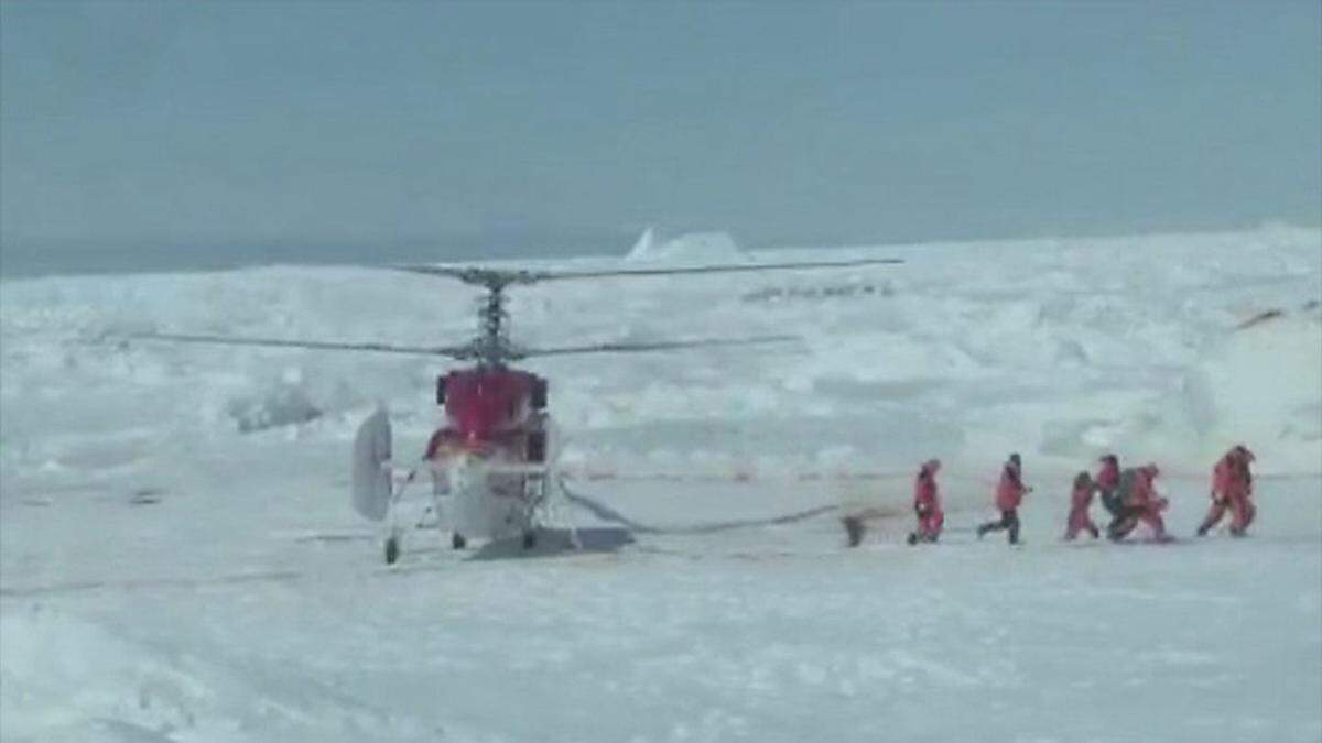 Das Warten hat ein Ende: Donnerstagfrüh erreichte ein erster Helikopter das seit Tagen in der Antarktis festsitzenden Forschungs- und Kreuzfahrtschiffs Akademik Schokalskiy. Bisher war eine Rettung der 74 im Eis Eingeschlossenen per Hubschrauber wegen der schlechten Wetterbedingungen nicht möglich gewesen.