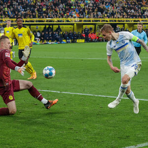 26.04.2022, Fussball, Saison 2021/2022, Benefizspiel, Borussia Dortmund - Dynamo Kiew, v. l. Luca Unbehaun (Borussia Do