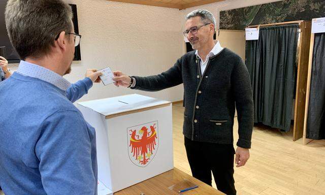SVP-Spitzenkandidat und Landeshauptmann Arno Kompatscher während seiner Stimmabgabe am Sonntag. Er werde bleiben und den „klaren Auftrag“ annehmen, machte er am Montag klar.