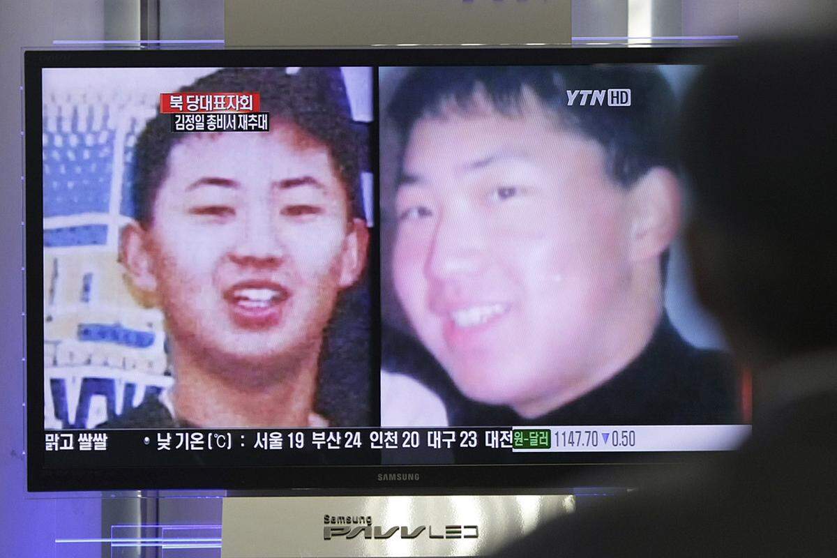 Seine Mutter, die japanisch-stämmige Tänzerin Ko Jong-hi und dritte Frau von Kim Jong-il, soll vor etwa acht Jahren an Brustkrebs gestorben sein. Kim Jong-uns Brüder sind der 32-jährige Kim Jong-chul und der 42-jährige Kim Jong-nam.