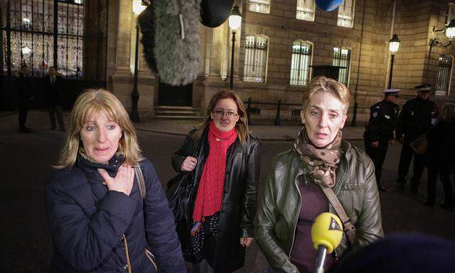 Les trois filles de Jacqueline Sauvage et leurs deux avocates ont ete recues par le presdent de la r