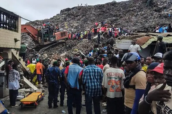 EIne Müllkippe rutscht auf eine Siedlung in Guinea
