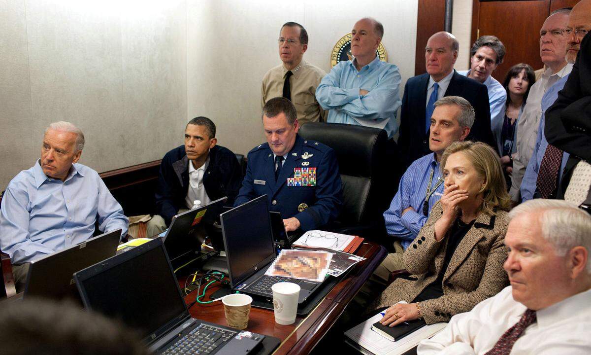 1. Mai 2011. Dieses Bild, das Pete Souza, der Fotograf des Weißen Hauses unter Barack Obama, geschossen hat, ging um die Welt. Es zeigt einen Moment im Situation Room im Amtssitz des US-Präsidenten während der Militäraktion, im Rahmen derer al-Qaida-Führer Osama bin Laden getötet wurde.