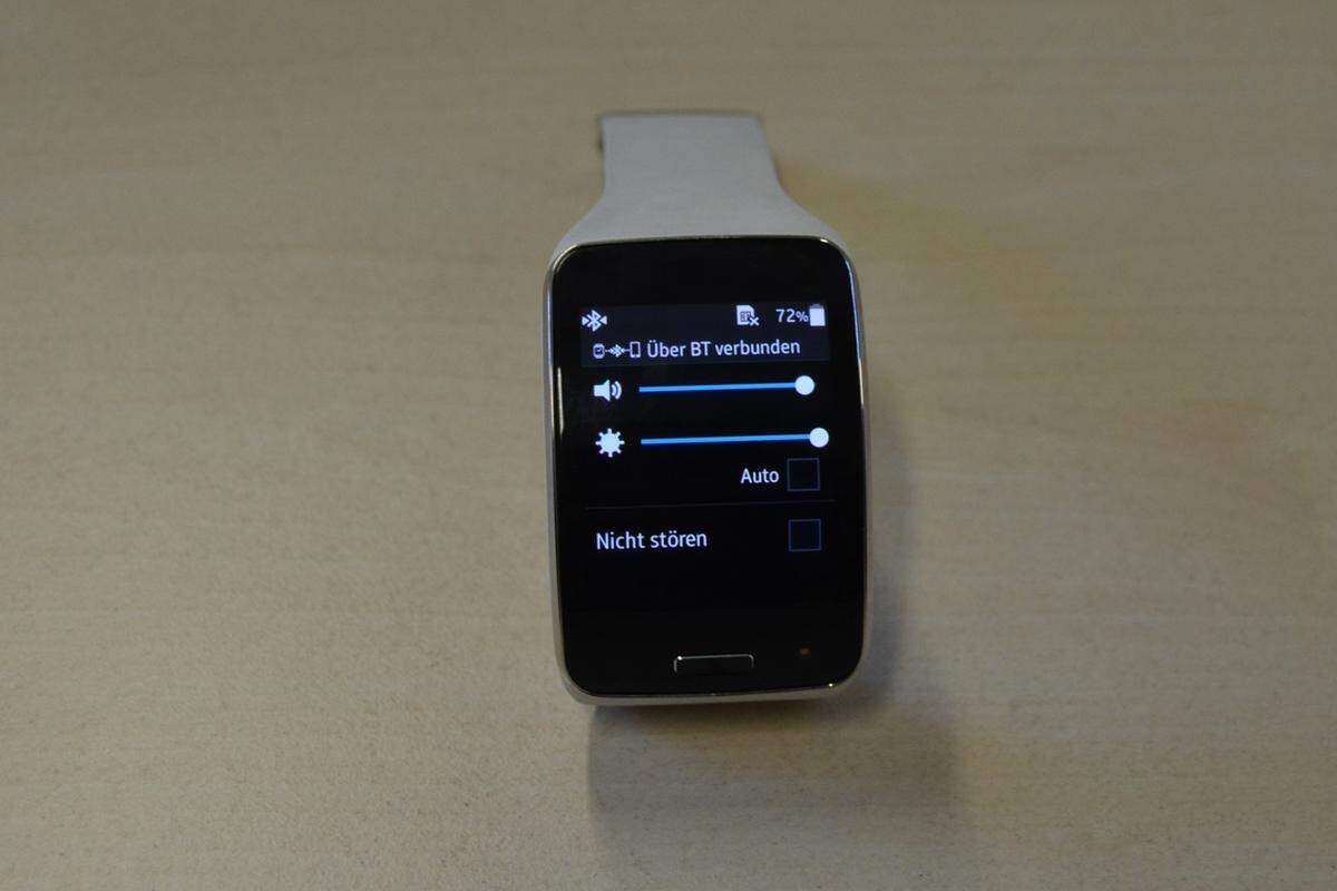 An Benachrichtigungsmöglichkeiten mangelt es der Gear S nicht. Über ein Wischen von oben nach unten kann man die Bluetooth-Einstellungen ändern und auch den Akkustand kontrollieren. Apropos Akku: Dieser ist enttäuschend, aber das ist bei allen Smartwatches noch ein großes Problem. Das macht Samsung nicht besser. Am zweiten Tag muss die Uhr an die Steckdose.