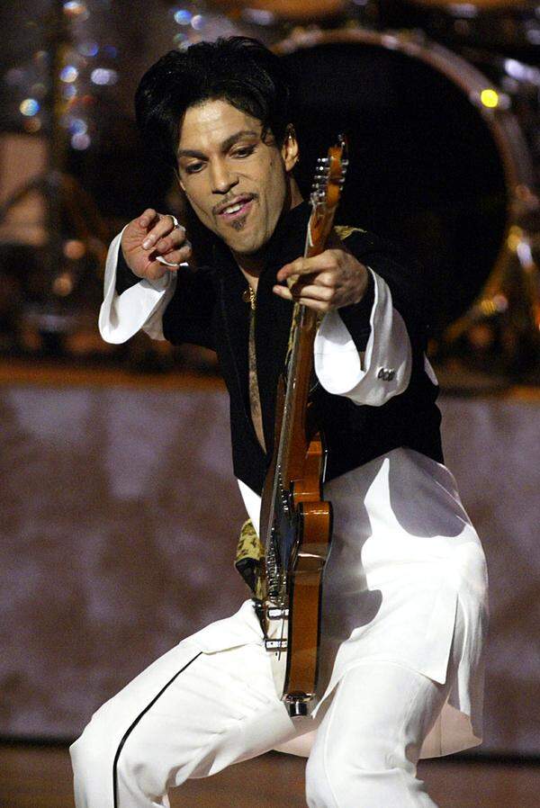 Später galt Prince als Sonderling, dessen Ego seine Plattenverkäufe weit überragte. Sein Album "20Ten" veröffentlichte er 2010 als Beilage zum Musikmagazin "Rolling Stone".