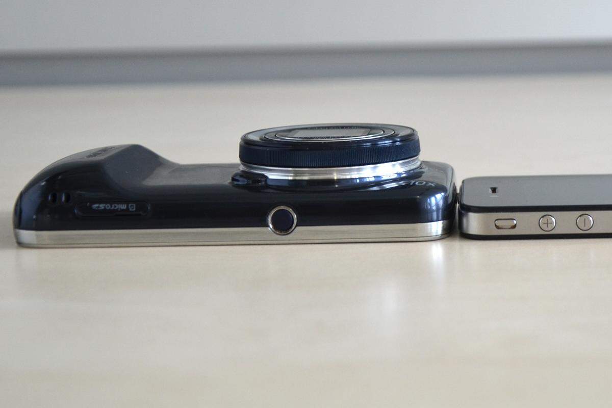Im Vergleich zu normalen Smartphones ist das S4 Zoom verhältnismäßig dick. Der Kameragriff ist zwar praktisch - hält man das Smartphone dort fest wie einen Kamera liegt allerdings der Daumen auf dem Touchscreen auf.