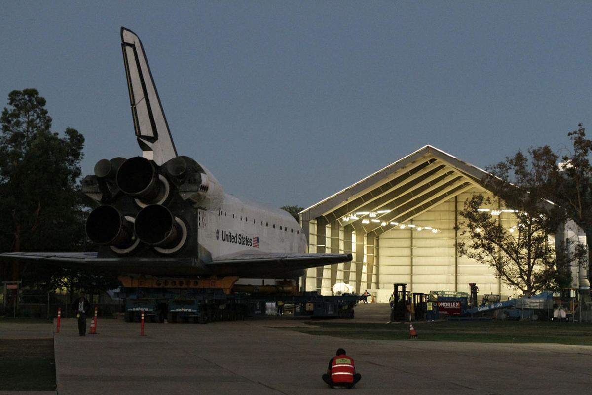 Die ausgemusterte US-Raumfähre "Endeavour" hat ihren dauerhaften Standort im California Science Center in Los Angeles erreicht.Link: Video vom Transport