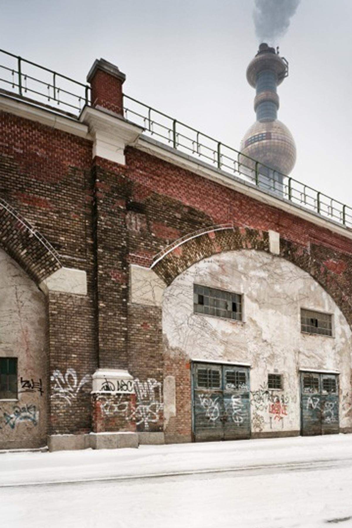 Der Charme dieser bunten Vielfalt ist von Stafan Oláh fotografisch im Buch "Stadtbahnbögen" festgehalten worden. Andreas Lehne erklärt in der Einleitung die historische Entwicklung der Stadtbahn.