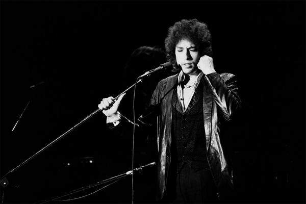Bob Dylans erstes Album, das er schlicht "Bob Dylan" nannte, erschien 1962. 1963 wurde "Blowin' in the Wind" veröffentlicht. Der Song galt als eine der Hymnen der Folk-Rock-Bewegung und wurde unzählige Male gecovert, unter anderem von Marlene Dietrich. Im Film "Forrest Gump" wird er von Joan Baez gesungen. Auf dem Bild ist er 1978 in Paris zu sehen.