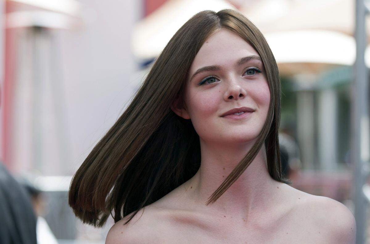 Mit einer neuen Haarfarbe überraschte Schauspielerin Elle Fanning vor einiger Zeit auf dem roten Teppich zur Premiere von "The Boxtrolls". Eine starke Veränderung für die 17-Jährige ...