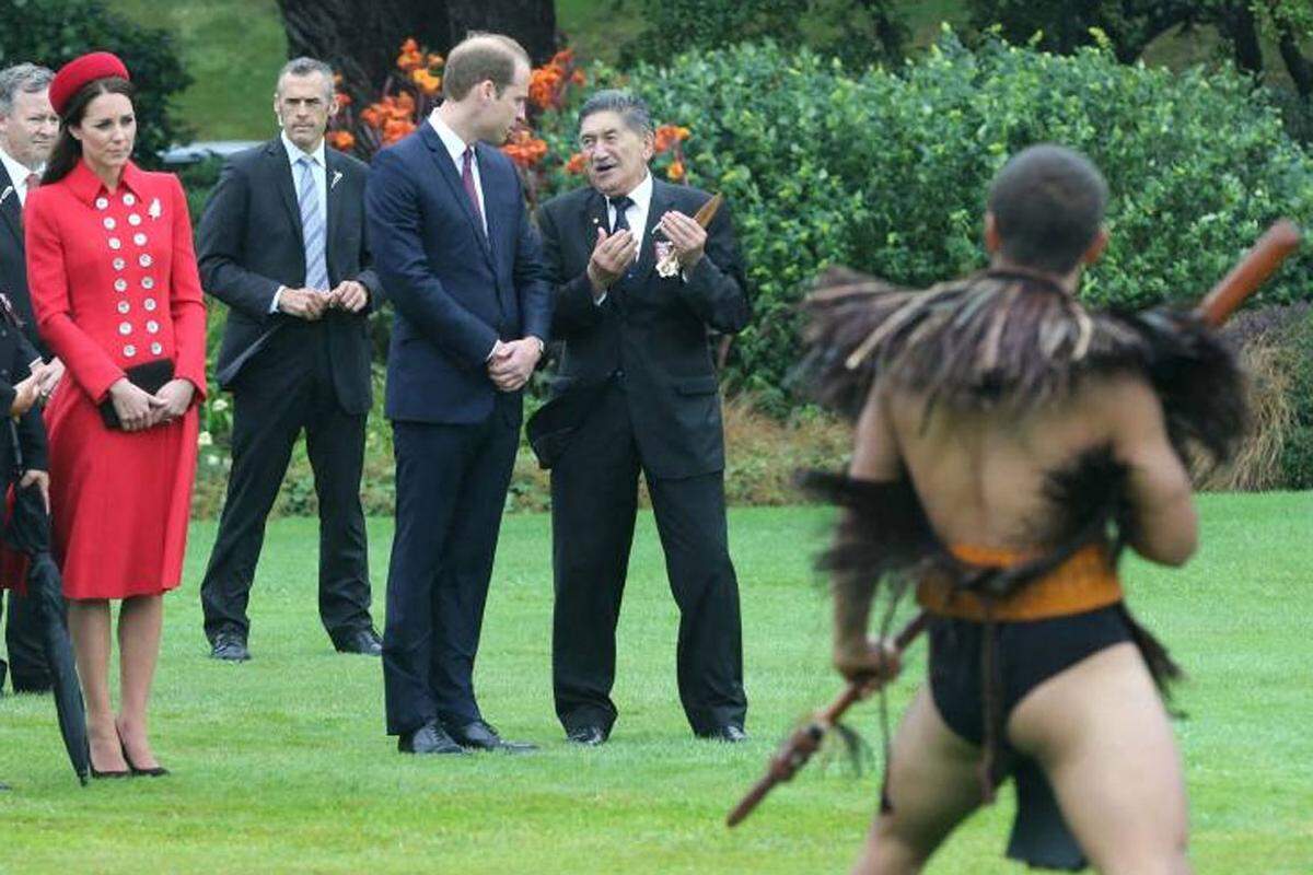 Außerdem führte eine Maori-Gruppe den Furcht einflößenden "Haka"-Tanz auf, bei dem sich die Teilnehmer auf die Brust sowie die Schenkel schlagen und ihre Zungen rausstrecken.