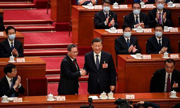 „Good Cop“ und „Bad Cop“ in Chinas Führung: Staatschef Xi Jinping setzt weiter auf Härte, sein neuer Premier Li Qiang zeigt sich konziliant.