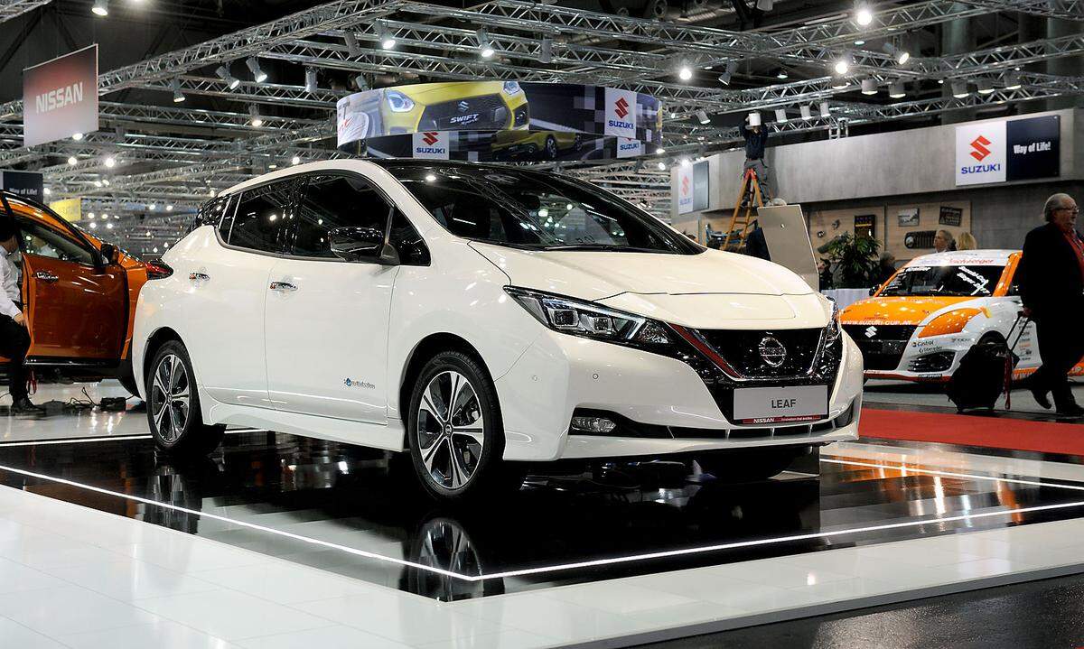 Gänzlich von Strom ernährt sich der Nissan Leaf, der in zweiter Generation auffallend proper geraten ist (ab 32.950 Euro). Auch wird es eine 60-kWh-Variante für deutlich mehr Reichweite geben.