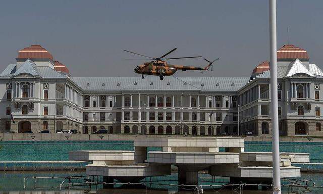 Ein Hubschrauber über dem afghanischen Parlament in der Hauptstadt Kabul.