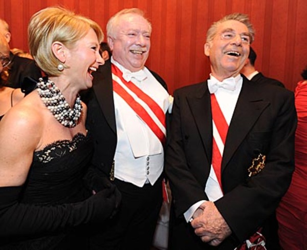 Politiker und Ballgäste amüsierten sich: Hier etwa Bürgermeister Michael Häupl und Bundespräsident Heinz Fischer mit Barbara Hörnlein. Einige zeigten sich über die Sangesqualitäten Holenders begeistert: "Für meine Verhältnisse - also an meinem Können gemessen - ist er ein Vollprofi", sagte der Vizekanzler Josef Pröll.