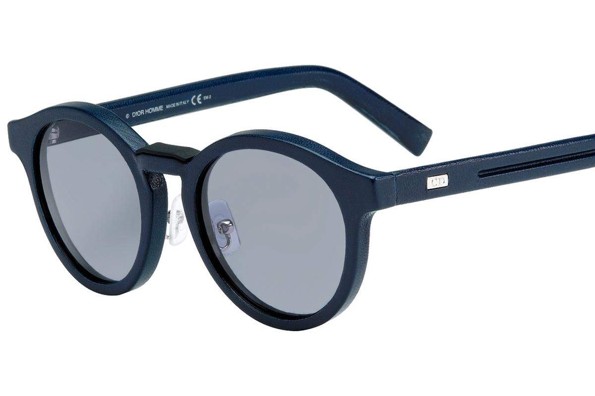 Sonnenbrille „Blacktie 193/2“ aus Leder von Dior, 650 Euro, in Dior-Boutiquen erhältlich