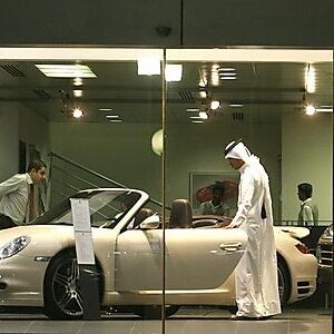 ARCHIV - Der Verkaufsraum eines Haendlers fuer Porsche in Doha, Katar, aufgenommen am 29. Juni 2009. 