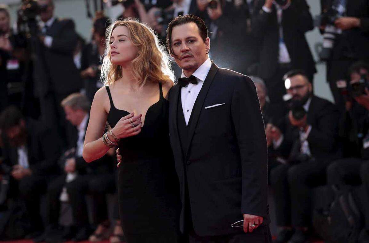 Am Wochenende amüsierte sich auch das Hollywood-Paar Amber Heard und Johnny Depp beim Filmfest in Venedig. Nach ihrem Premieren-Look in Stella McCartney (Sie) und Dior Homme (Er) zu "Black Mass" ...