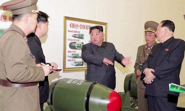 Nordkoreas Diktator Kim Jong-un auf einem Bild der staatlichen Nachrichtenagentur KCNA bei der Besichtigung von Atomsprengköpfen an einem nicht genannten Ort in Nordkorea.