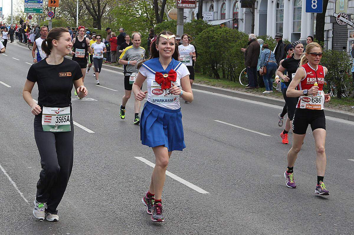 Der 32. Wien-Marathon mit seinen Nebenläufen - Halbmarathon und Staffelmarathon - bringt am Sonntag auch zahlreiche Straßensperren mit sich. Der Franz-Josefs-Kai und der Ring werden ebenso wie die Äußere Mariahilferstraße, die Linke Wienzeile und die Schloßallee im gesamten Verlauf zeitweise gesperrt.