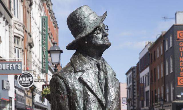 Die Statue von James Joyce in der North Earl Street in Dublin. Recht spät wurde der irische Dichter in seiner Heimat geehrt. Dubliner nennen diese  Figur respektlos „The prick with the stick“ oder „The prat with the hat“.