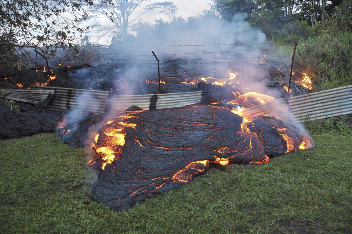 Der Strom bewegt sich nach Angaben der Bezirksleitung von Hawaii im Schnitt mit einer Geschwindigkeit von fünf bis neun Metern pro Stunde. Mehrere Häuser sind von der Zerstörung bedroht.