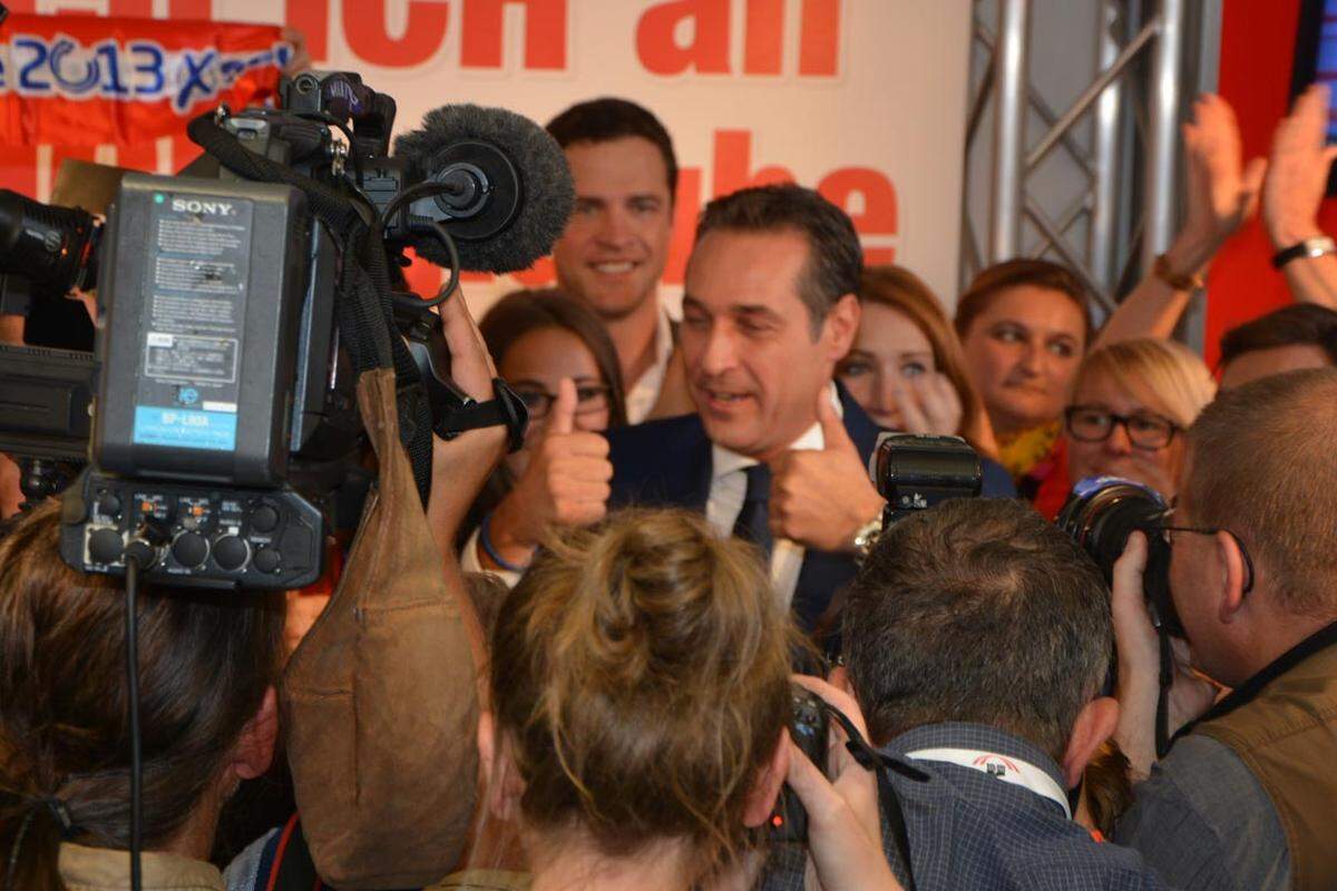 Strache, der eigentliche Wahlsieger des Abends, gibt sich gut gelaunt und posiert für Fotografen und Kamerateams.