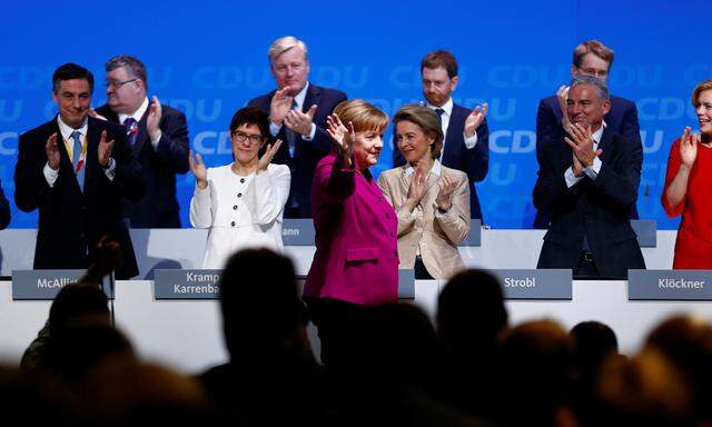 Beim CDU-Parteitag in Berlin-Kreuzberg läuft alles nach Plan für Angela Merkel und die neue Generalsekretärin, Annegret Kramp-Karrenbauer (im weißen Blazer).
