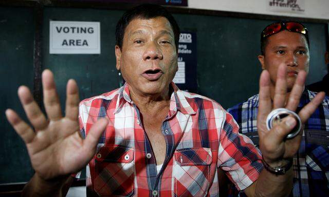  Im Wahlkampf versprach Duterte (li), er wolle massenhaft Verbrecher töten. „Wenn ich Präsident werde, wird es blutig.“ 