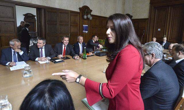 Staatssekretärin Muna Duzdar bei den Beamtengehaltsverhandlungen