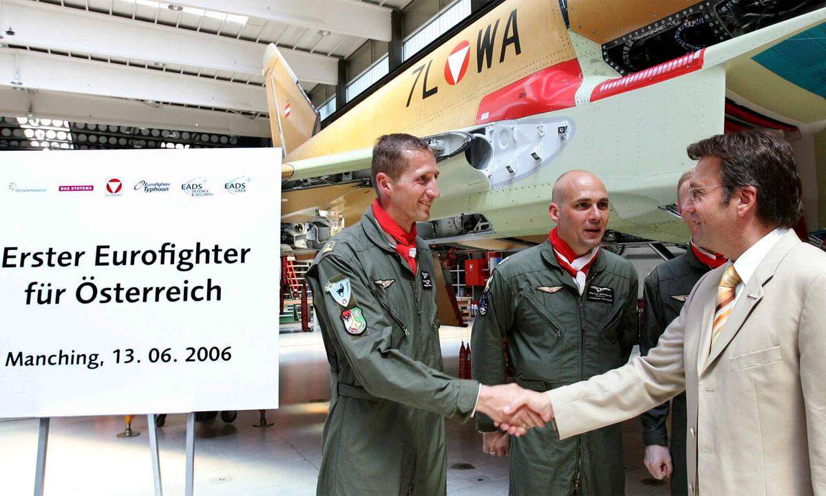 Günther Platter (rechts) war Verteidigungsminister, als der erste österreichischen Eurofighter geliefert wurde. Er betont seit langem, dass die Typenentscheidung für die Kampfjets schon vor seiner Amtszeit gefallen sei, und dass er von Unregelmäßigkeiten nichts mitbekommen habe.